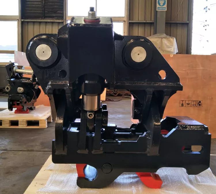 CAT315 quick-hitch-3